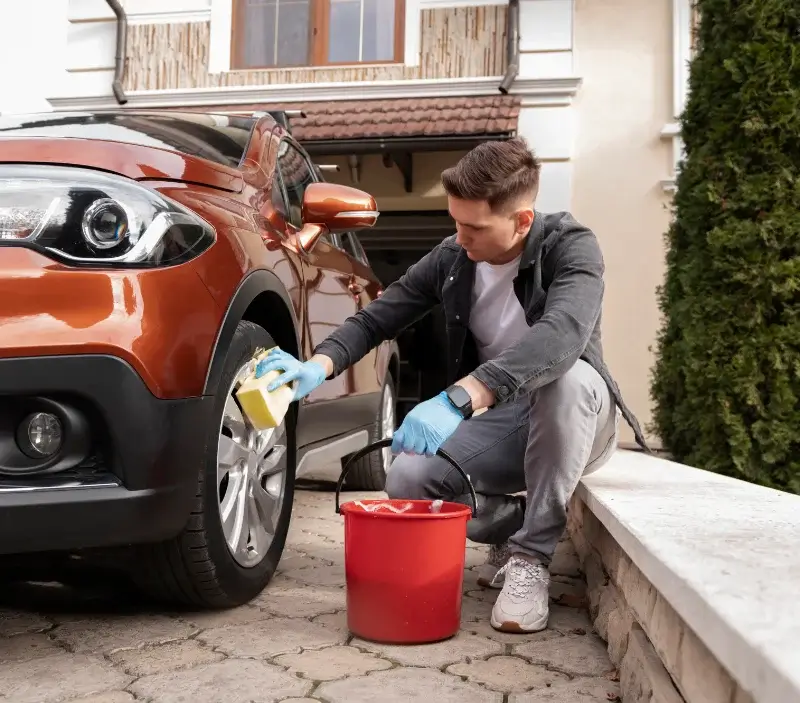 Lavage auto à domicile Naves : professionnel intervenant sur un véhicule